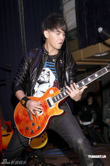 幻灯组图：汪东城助阵“晚生”送吉他秘笈