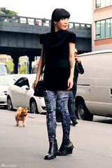 组图：吴莫愁时装周街拍曝光 百变造型显自信