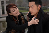 组图：董维嘉毛毅《野鸽子》剧中感情升温