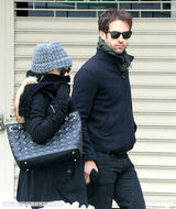 组图：波特曼与未婚夫挽手晒恩爱 黑天鹅包裹严实