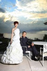 组图：陈小春应采儿正装婚纱照 蓝天下甜蜜接吻