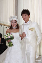 组图：洪天明周家蔚婚纱秀大方热吻 不急结婚生子