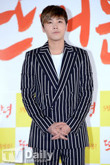 组图：《火热的告别》试映 洪基斑马装镇定出席