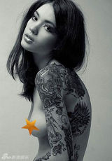 组图：俄罗斯个性美女纹身摄影师性感写真