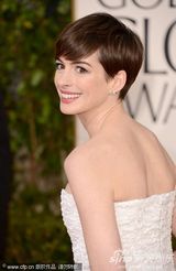 组图：金球红毯安妮-海瑟薇修身白裙曲线曼妙