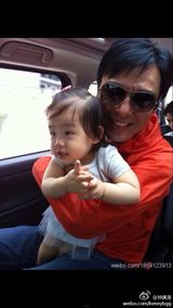 组图：钟镇涛庆女儿钟帼4岁生日 曝成长历程照