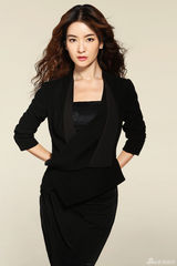 组图：李晟时尚大片 黑衣干练风尽显女王范