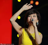 组图：赵雅芝大露玉腿紧致不减 黄纱裙风姿绰约