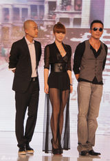 组图：柳岩透视装上演黑色诱惑 薄纱裙大秀美腿