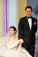 组图：Selina与阿中完婚紧握双手 幸福溢于言表