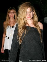 幻灯图集：艾薇儿和前夫现身纹身店 高调复合？ 