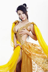 组图：龚玥菲新歌日本首播 披黄金甲挤胸露臀