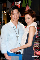 幻灯图：谢婷婷安志杰情侣档走秀 坐男友大腿摆造型