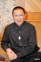 组图：李居明新剧《蝶海情僧》 亲邀盖鸣晖主演