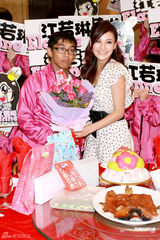 组图：江若琳庆生化身小甜姐 粉丝赠送玫瑰花求爱