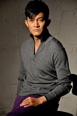 组图：演员杨志刚初秋写真神情随意淡然