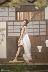 高清组图：吴佩慈曝光绝美广告花絮照 声称已复工