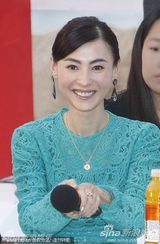 组图：张柏芝亮相变握手会 绿裙优雅难掩膝盖伤痕