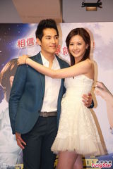 安心亚白纱短裙秀美腿 大方拥抱蓝正龙