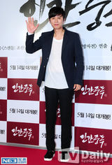 组图：金泰熙等捧场宋承宪新片 希澈咬票四次元