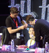 组图：张柏芝爱美对镜补妆 获两男助理轮番伺候