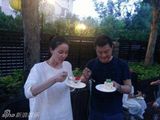 组图：王菲李亚鹏为爱女庆生 亲密仍似一家人