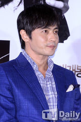 组图：《哭泣的男人》张东健蓝色西服儒雅亮相