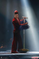 组图：草蜢红馆演出众星支持 舞动人肉风火轮