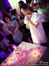 组图：张嘉倪生日被求婚 与男友双双落泪