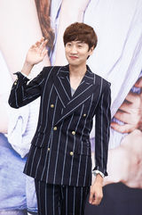 组图：孔孝真带伤上阵携赵寅成宣传新剧