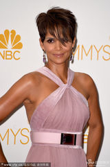 组图：女演员哈莉-贝瑞短发造型登台