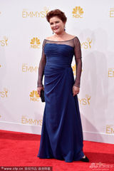 组图：凯特-穆格鲁穿透视裙亮相艾美红毯