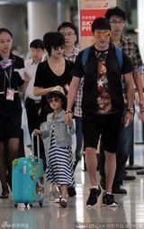 组图：陆毅一家三口甜蜜现身 贝儿明星范儿十足