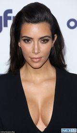 组图：卡戴珊姐妹花全黑Look外出露腿拼性感