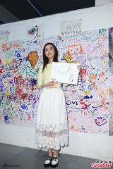 组图：范玮琪白裙清新支持公益 体验盲眼作画