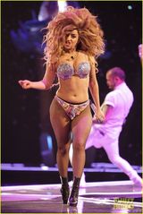 组图:Lady Gaga巡演战衣奢华 白发魔女造型冷艳