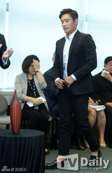 组图：李秉宪出席亚太电影节活动 捧回影帝奖杯