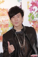 组图：无惧香港春浪遇风雨 林俊杰自夸招好天气