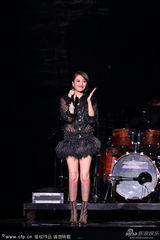 组图：A-Lin唱江蕙经典串烧 妆容妖艳美腿全露