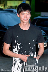 组图：《异乡人》杀青 李钟硕短发显憔悴