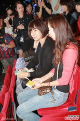 组图：JYJ个唱大秀肌肉 朴有天母亲胞弟应援