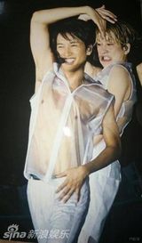 组图：杰尼斯关8穿师兄“岚”出道透视装吸睛