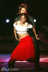 组图：欧巴欧尼合作舞台：火热舞蹈性感撩人。