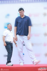 组图：超萌身高差！曾志伟与姚明同台变小矮人