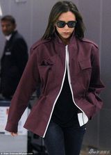 组图：贝嫂维多利亚-贝克汉姆妩媚范VS酷帅风 身材姣好天生衣架子