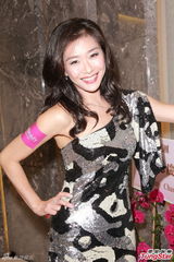 组图：徐子珊低胸装现身 称怕到内地拍剧