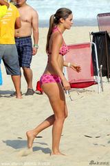 组图：哥伦比亚国脚享艳福 娇妻三点式身材曼妙