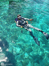 组图：涂松岩水下玩自拍 自称玩够了才拍戏