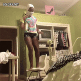 秒娱连珠：少女拉床柱跳钢管舞惨摔