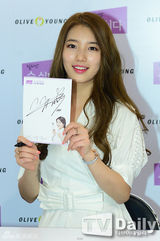 组图：秀智出席签名会 清新白裙似仙女